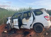 Colisão envolvendo três veículos deixa duas pessoas gravemente feridas e um dos carros em chamas, na BR-104
