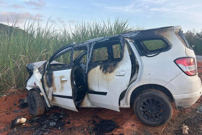 Colisão envolvendo três veículos deixa duas pessoas gravemente feridas e um dos carros em chamas, na BR-104