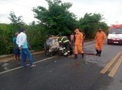 Mulher é arremessada para fora de carro durante capotamento na BR-104 em Murici 