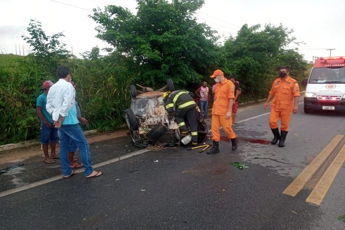 Mulher é arremessada para fora de carro durante capotamento na BR-104 em Murici 