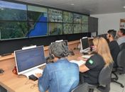 A equipe de plantonistas do Centro de Monitoramento Eletrônico (CMEP)