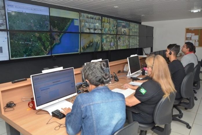 A equipe de plantonistas do Centro de Monitoramento Eletrônico (CMEP)