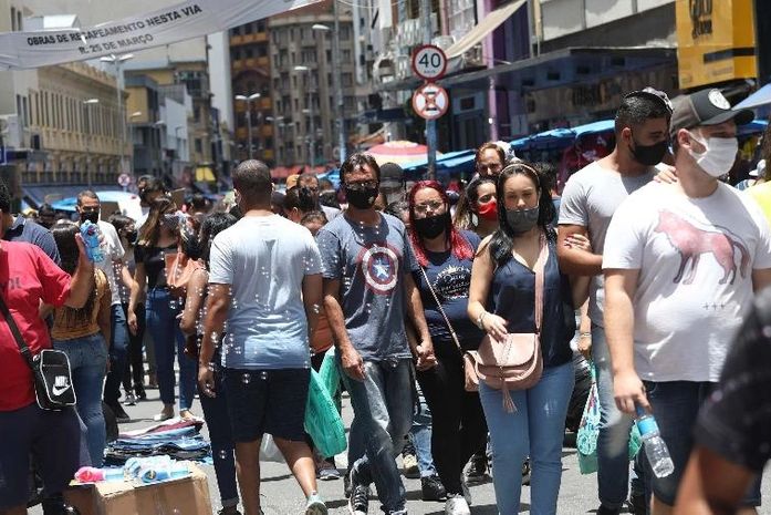 Brasil tem maior taxa de transmissão da Covid-19 desde maio, diz balanço