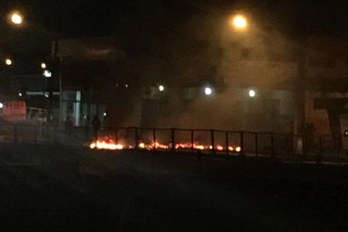 Familiares de reeducando morto no PSM realizam novo protesto na parte alta de Maceió