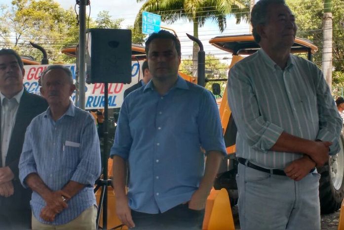 Governador Renan Filho entregou máquinas agrícolas hoje (16)