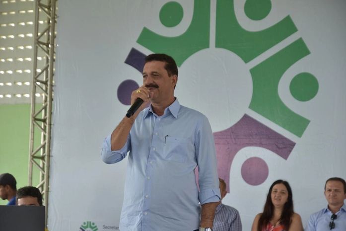 Prefeitura de Limoeiro de Anadia anuncia reajuste salarial de 10% mais 4% de progressão de carreira aos profissionais efetivos da educação