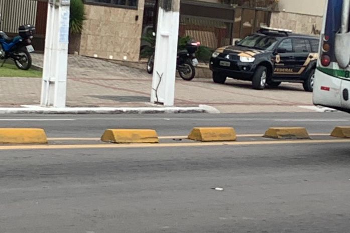 Policiais federais cumpriram mandados na residência de Collor e empresas de assessores