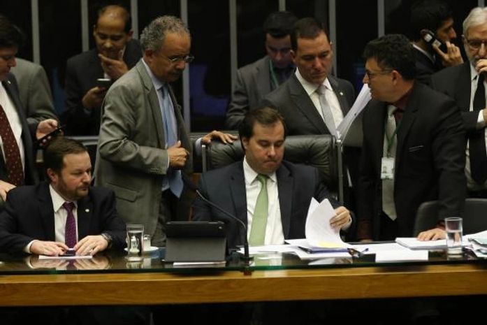 O deputado Vicente Cândido, relator da reforma política,e o presidente da Câmara, Rodrigo Maia, durante sessão para votar a PEC