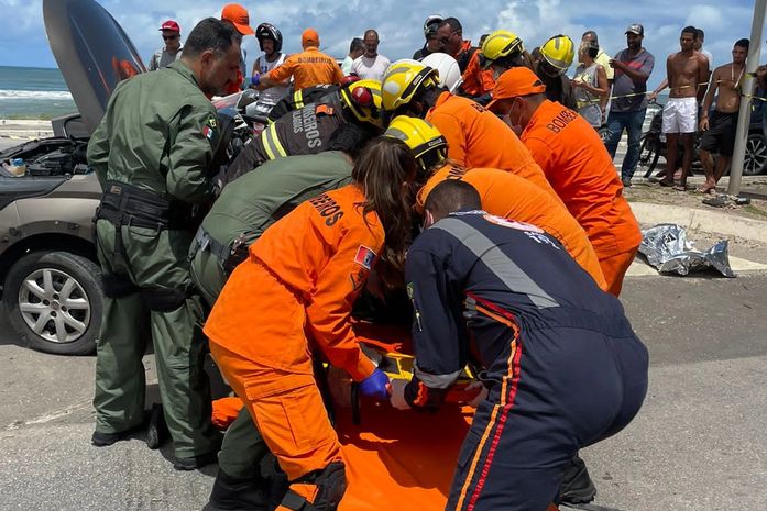 Colisão envolvendo dois carros deixa seis pessoas feridas no Pontal da Barra; duas presas às ferragens