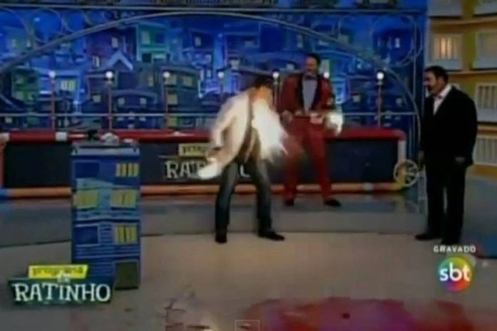 Luiz Ricardo sofre acidente com fogo no Programa do Ratinho - Reprodução