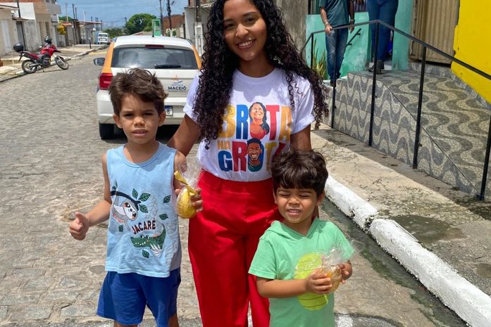 Brota na Grota distribui ovos de chocolate a crianças atendidas pelo programa