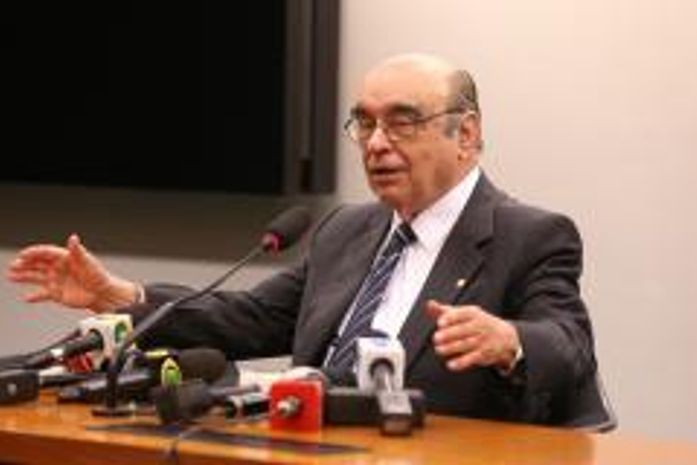 Deputado Bonifácio de Andrada (PSDB-MG) faz últimos ajustres ao parecer da segunda denúncia contra Temer
