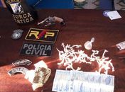 Polícia prende três pessoas e apreende drogas
