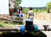 Gabi Gonçalves ouve drama de moradores sobre o abastecimento precário de água na região metropolitana