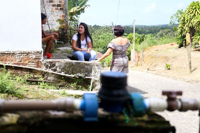 Gabi Gonçalves ouve drama de moradores sobre o abastecimento precário de água na região metropolitana