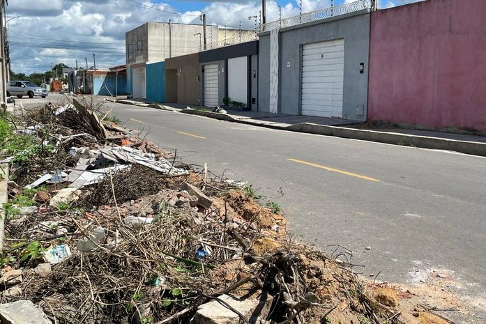 Moradores de loteamento cobram retirada de lixo após serviços de limpeza em Arapiraca
