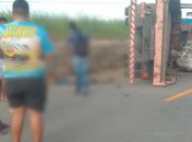 Motorista de carreta morre após veículo tombar em trecho da AL-420 em Roteiro