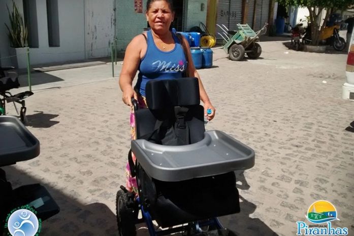Prefeitura entrega cadeiras de rodas a deficientes Piranhenses