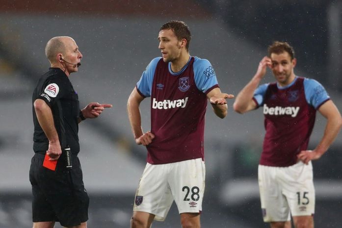 Árbitro denuncia ameaça de morte após expulsões na Premier League