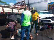 Carro avança em cruzamento, colide contra moto e deixa dois feridos em Arapiraca