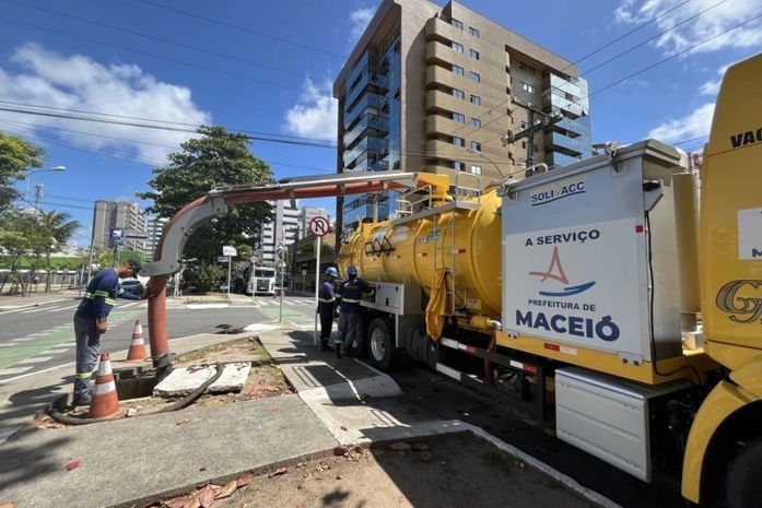 Prefeitura de Maceió retira mais de 400 toneladas de entulhos da rede de drenagem