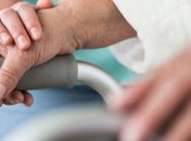 Pela Lei, o benefício é concedido apenas aos aposentados por invalidez que necessitem de assistência permanente de terceiros.