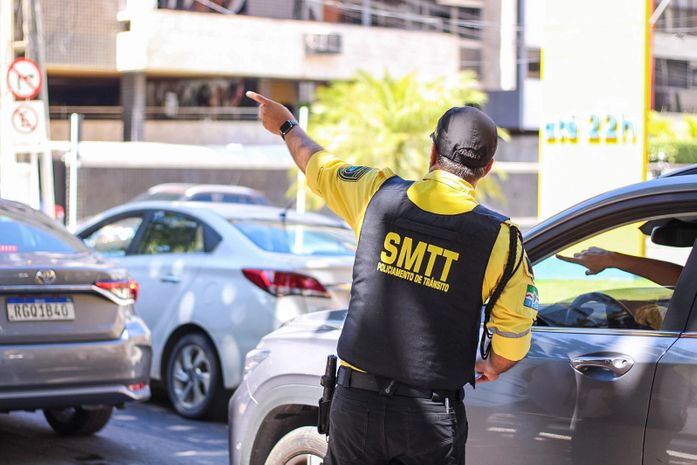 Agente do Departamento Municipal de Transportes e Trânsito (DMTT)