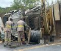 Homem fica preso às ferragens após caminhão capotar na BR-416, em Colônia Leopoldina