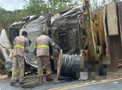 Homem fica preso às ferragens após caminhão capotar na BR-416, em Colônia Leopoldina