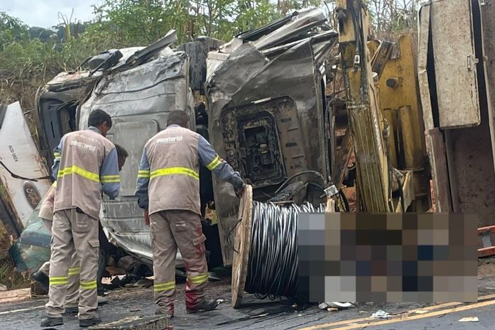 Homem fica preso às ferragens após caminhão capotar na BR-416, em Colônia Leopoldina