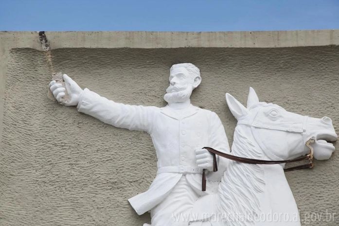 Estátua de Marechal Deodoro recebe manutenção na entrada da cidade