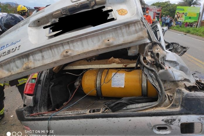 Carro fica destruído depois de colisão