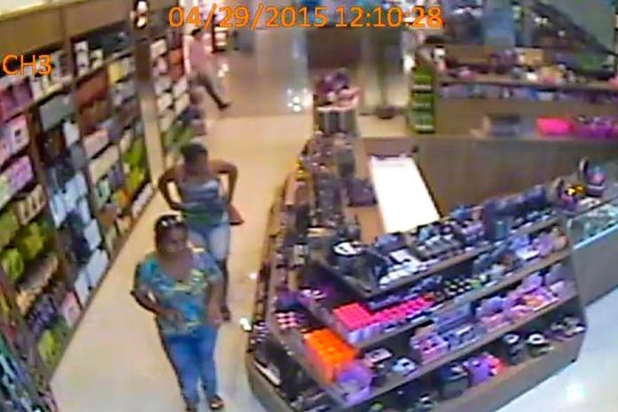 Vídeo flagra mulheres furtando loja de cosméticos em shopping de Maceió