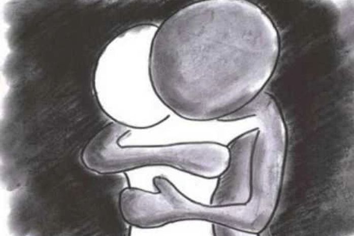 Como queria te dar um abraço, mãe!- exclama a moça, respeitando distâncias.