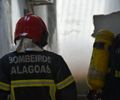 Bombeiros combatem incêndio em estabelecimento comercial em Maceió