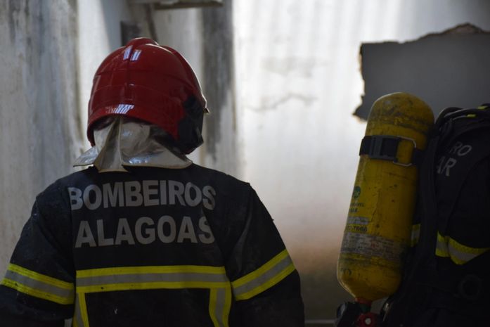 Bombeiros combatem incêndio em estabelecimento comercial em Maceió