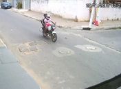 Imagem da câmera de segurança registrou os assaltantes na moto no dia do crime