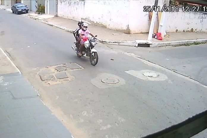 Imagem da câmera de segurança registrou os assaltantes na moto no dia do crime