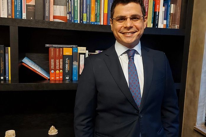 Advogado lança livro que analisa como funciona a aplicação de conceitos jurídicos vagos como "crueldade", "fake news", "liberdade de expressão"