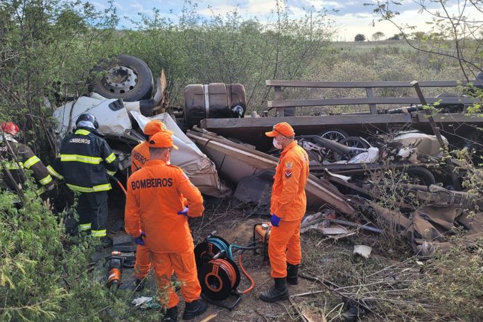 Uma pessoa morre e outra fica ferida em colisão entre carro e caminhão na AL-115
