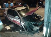 Viatura colidiu com poste