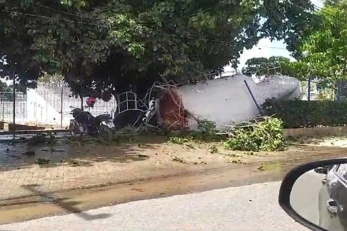 Caixa d'água desaba em escola em Arapiraca