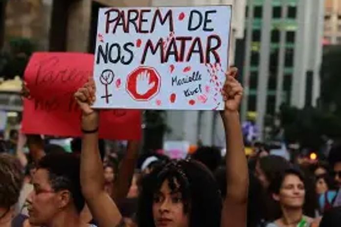 Por que, Julia Brito, não mobiliza as primeiras damas dos municípios alagoanos para formação de uma Rede de Apoio Estadual de Enfrentamento à Violência de Gênero?