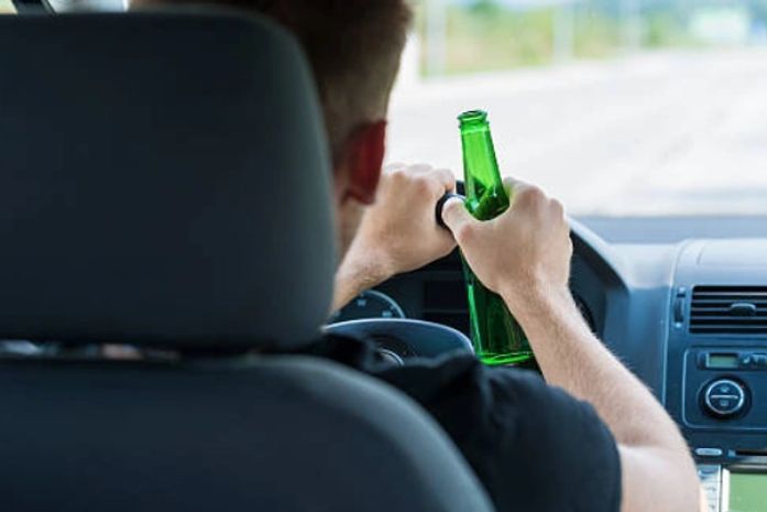 Após dirigir de forma perigosa e colocar pedestres em risco, motorista é preso por embriaguez ao volante