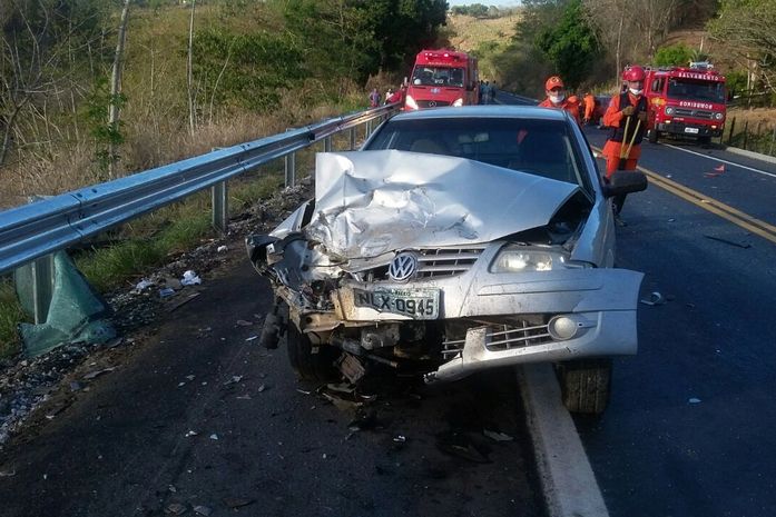 Um morre e três ficam feridos em acidente envolvendo três veículos na BR-104
