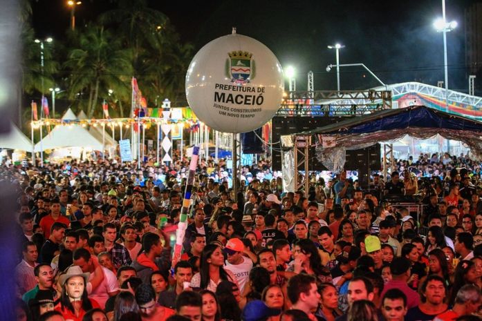 Mesmo com chuva, Arraiá Central movimenta festa de São João em Maceió