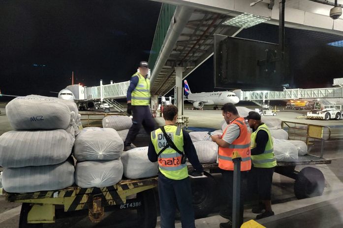 Sefaz flagra 59 fardos de roupas sem notas fiscais no aeroporto Internacional Zumbi dos Palmares