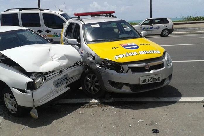 Viatura colidiu com gol na avenida Assis Chateaubriand