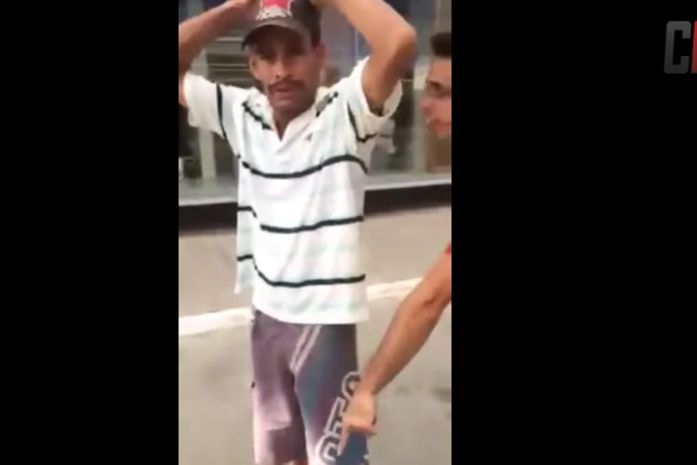 As imagens que simulam o assalto ao trabalhador foram divulgadas nas redes sociais