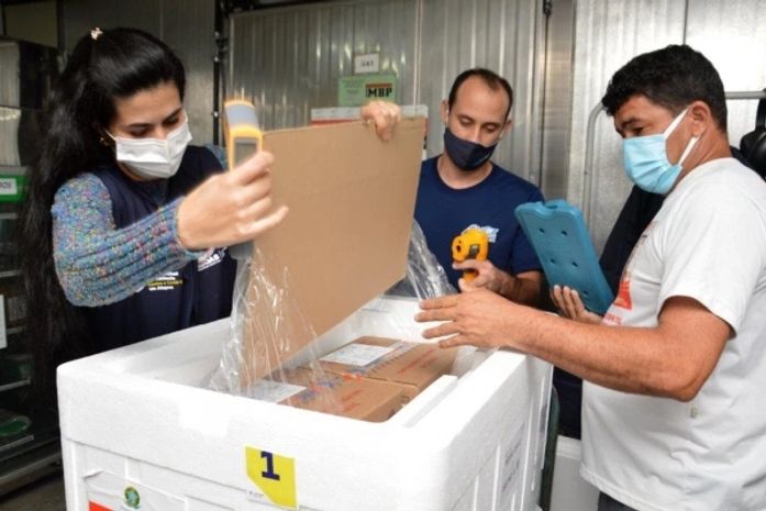 Alagoas recebe doses de Coronavac